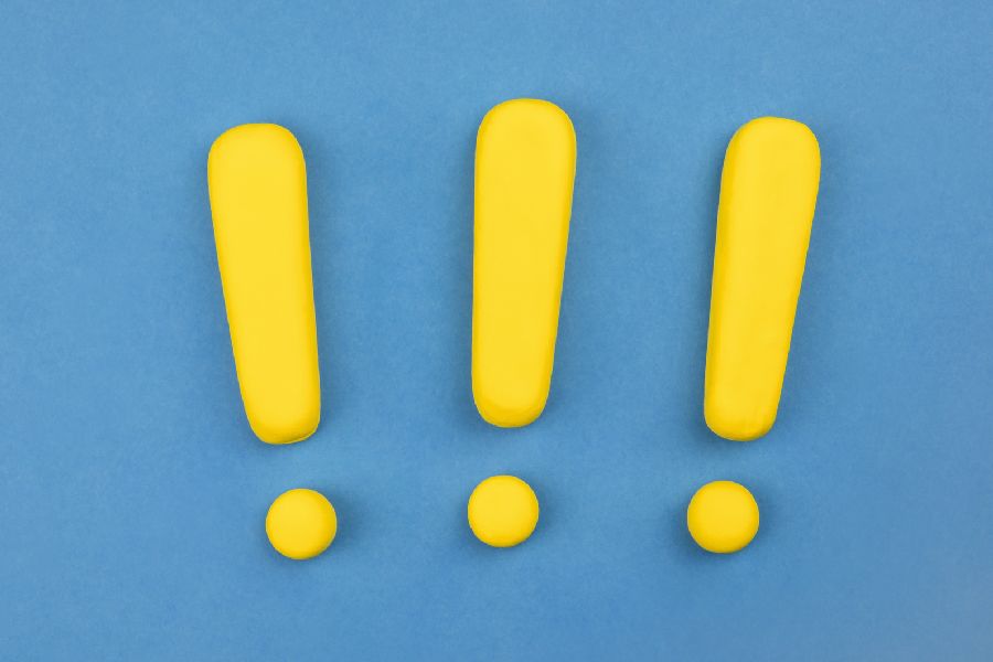 per Klick gelangen Sie zur Seite Wichtiges in Kürze Drei gelbe Ausrufezeichen auf bleiben Hintergrund