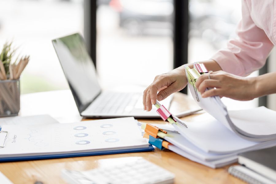 Schreibtisch in der Verwaltung mit Arbeitsmaterial. Per Klick gelangen SIe zur Unterseite Aufsichtsbehörden