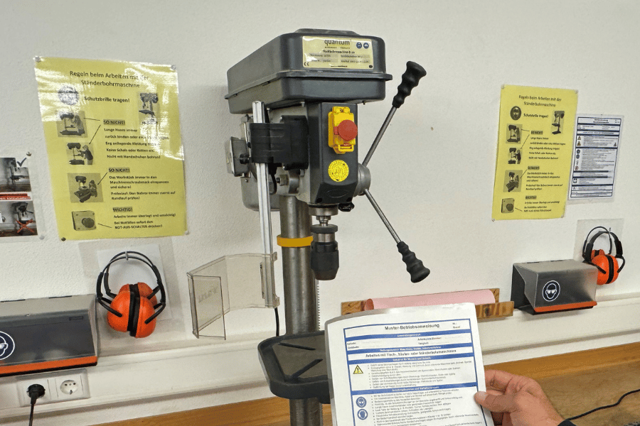 Standbohrmaschine mit vorgehaltener Betriebsanweisung. Per Klick gelangen Sie  zur Seite Betriebsanweisung Technik