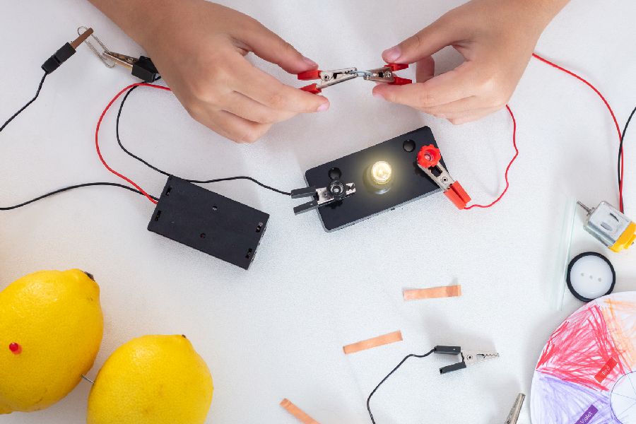 Hände die ein Experiment mit einem Strimkreis durchführen. Pwer Klick gelangen SIe zur Seite Gefahrstoffe in Grundschulen