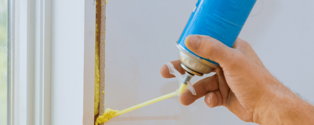 mit einer Bauschaum Sprühdose wird ein Spalt geschlossen