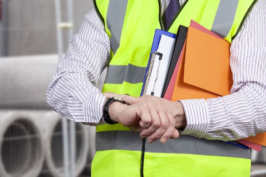 Lehrkraft mit Warnweste und Material. Per Klick gelangen SIe zur Unterseite Sicherheitsbeauftragter