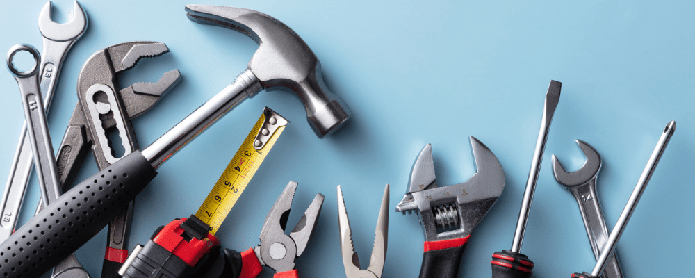 verschiedene Werkzeuge wie Hammer oder Schraubendreher liegen nebeneinander