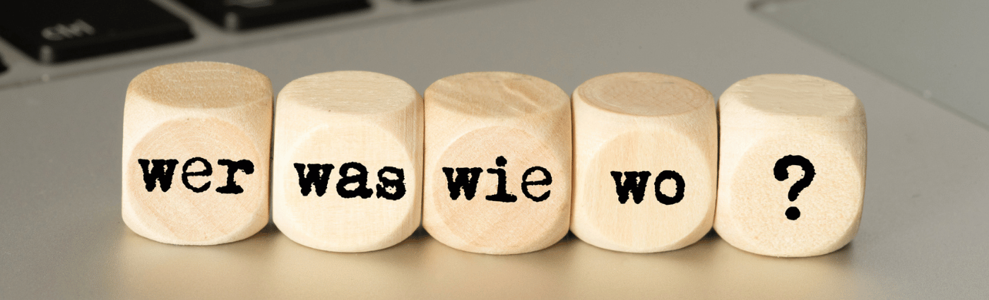 5 Würfel in Reihe mit wer was wie wo und einem Fragezeichen