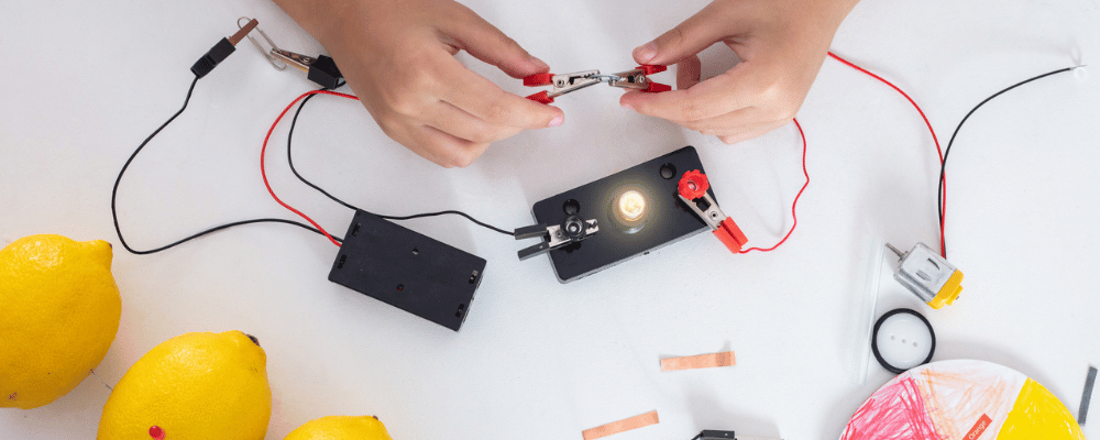 Grundschule Tisch mit einem Versuchsaufbau. Zitronen Baterrien und Drähte