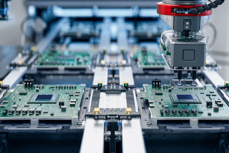 Vollautomatische moderne Leiterplatten-Montagelinie. Per Klick gelangen SIe zur Unterseite Elektrotechnik