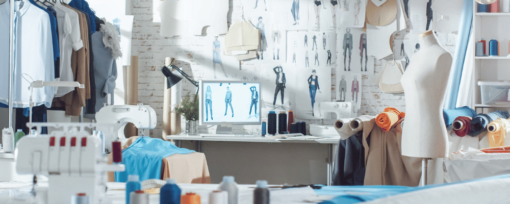 Schneiderstudio mit Schaufensterpuppen und Nähmaschine