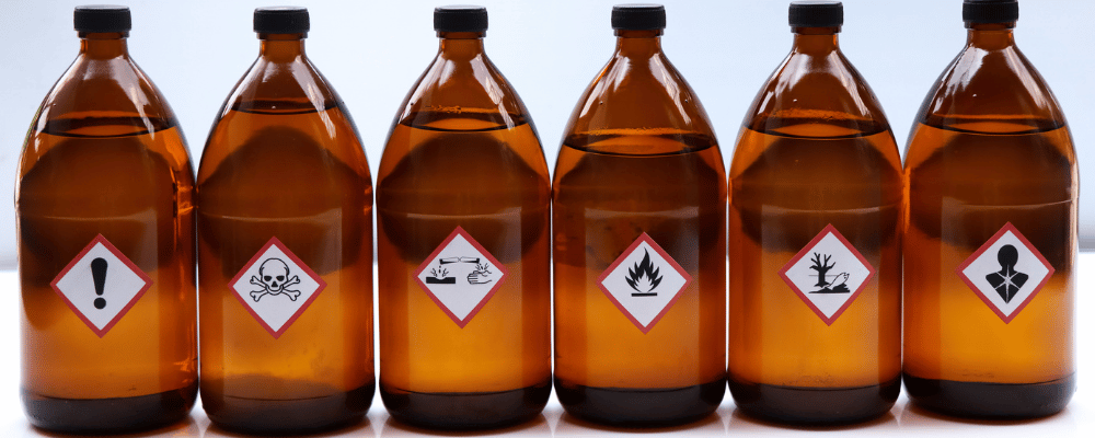 Chemikalienflaschen mit Gefahrstoffsymbolen