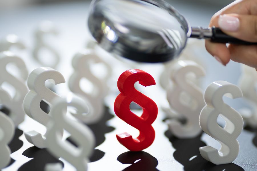 Zeichen für Gesetze. Per Klick gelangen Sie auf die Unterseite Regelung des Kultusministeriums