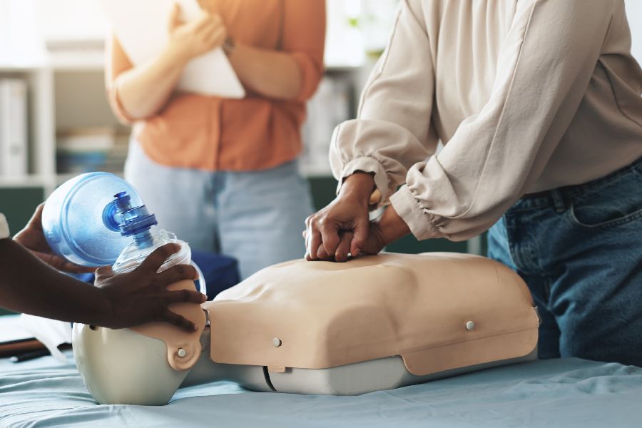 Hilfe, HLW und Hände mit Mask. Per Klick gelangen SIe zur Unterseite Erste Hilfe