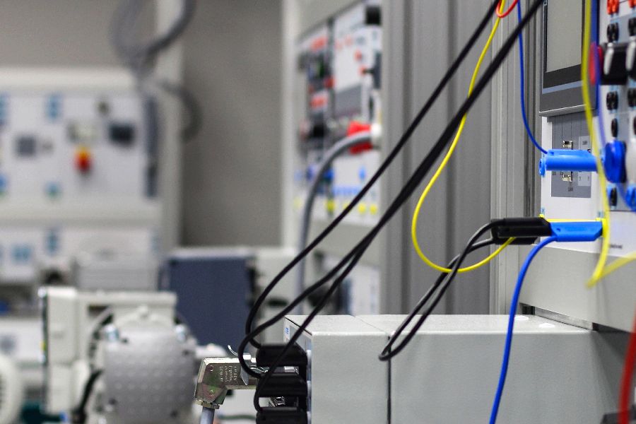 per Klick gelangen SIe zur Seite Technische Labore Elektrische Geräte, Frontplatte mit Drähten, Anschlüssen und Schaltern