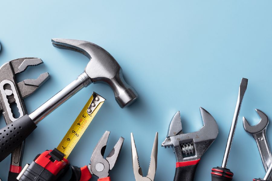 verschiedene Werkzeuge wie Hammer oder Schraubendreher liegen nebeneinanderPer Klick gelabgen SIe zur Unterseite Umgang mit Maschinen