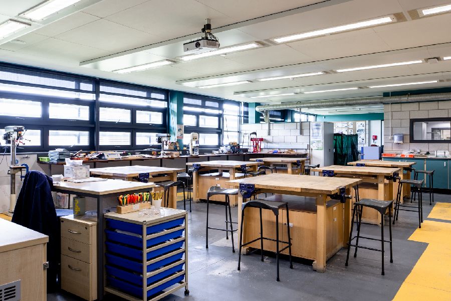 Werkraum mit Werkbänken. Per Klick gelangen Sie zur Seite Hinweise für weiterführende Schulen