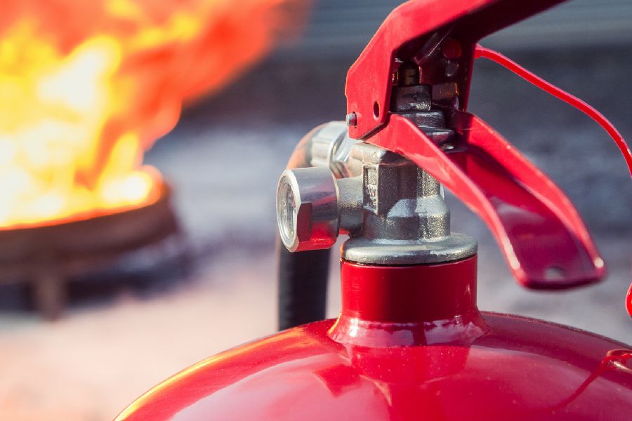 per Klick gelangen SIe zur Seite Brandschutz. Feurlöscher bereit zum Einsatz