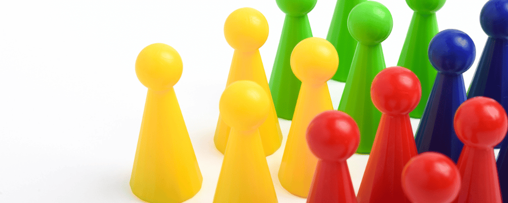 verschieden farbige Spielfiguren 