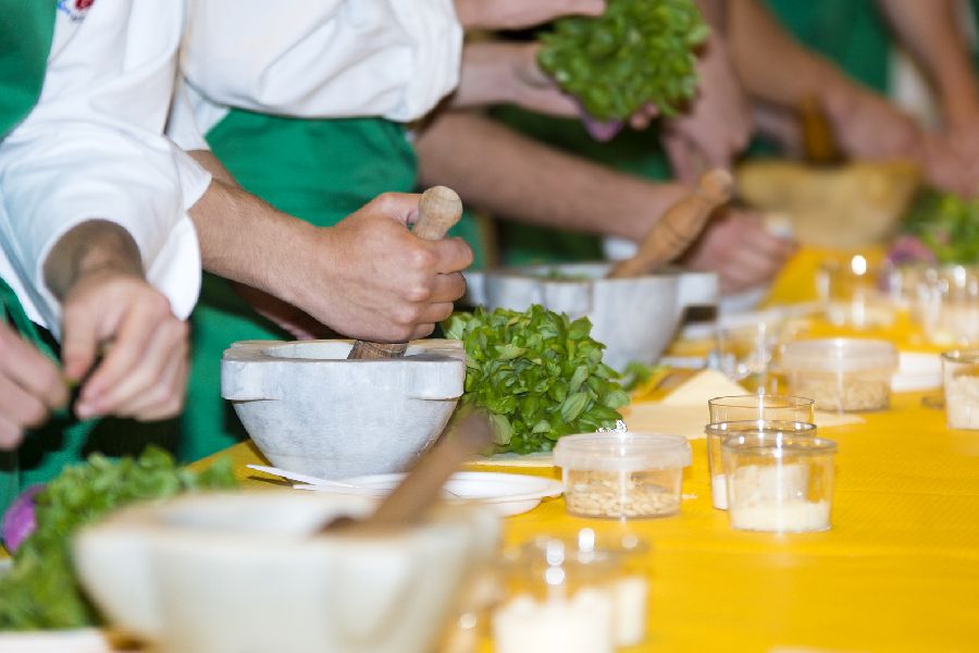 Zubereitung von grünem Pesto. Per Klick gelangen Sie zur Unterseite Ernährung und HAuswirtschaft