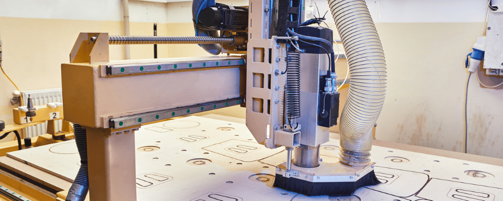 CNC-Maschine bearbeitet Holzplatte und fräst Teile aus