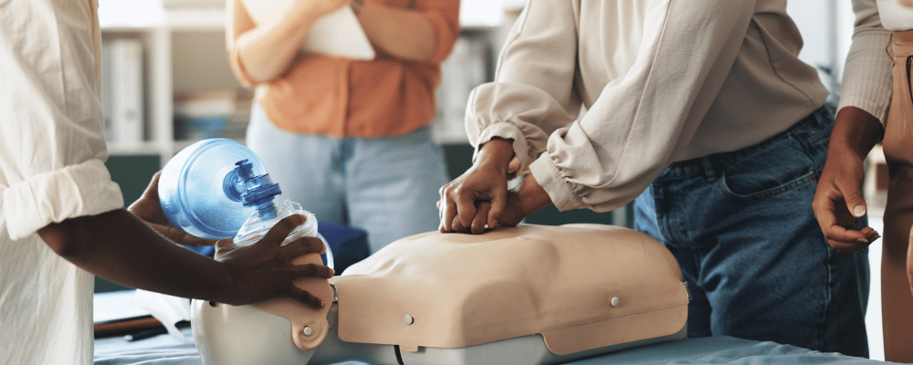 Hilfe, HLW und Hände mit Mask