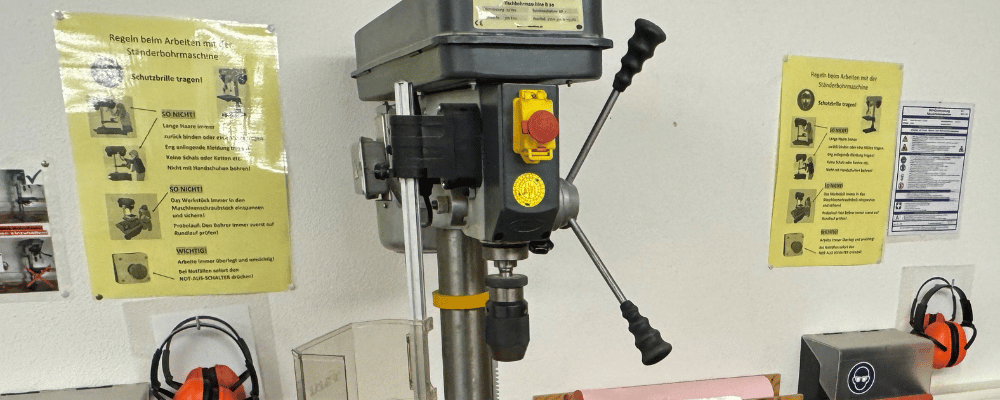 Standbohrmaschine, seitlich zu sehen sind Regeln wiw man die Maschinen benutzt
