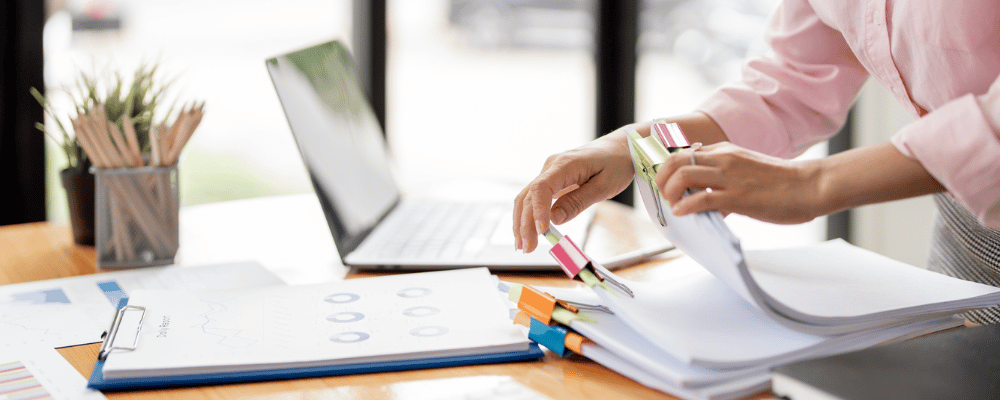 Schreibtisch in der Verwaltung mit Arbeitsmaterial