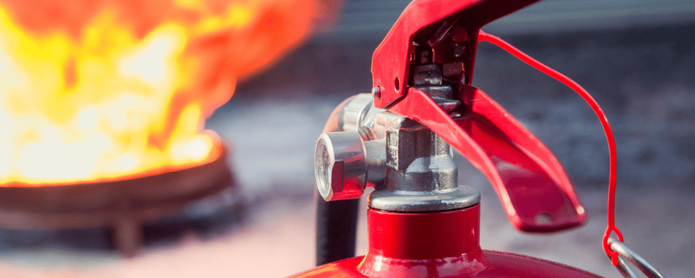 Feurlöscher bereit zum Einsatz