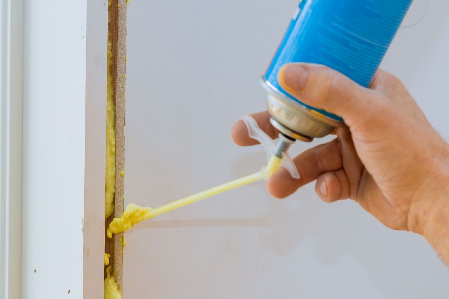 Bauschaum wird von einem Arbeiter in den Spalt zwischen den Fensterwänden geblasen. Per Klick gelangen SIe zur Seite Diisocyanaten