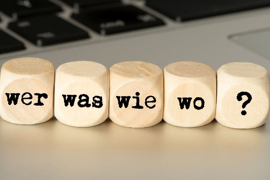 5 Würfel in Reihe mit den Begriffen wer was wie wo und einem Fragezeichen Per Klick gelangen SIe zur Unterseite Handlungshilfen