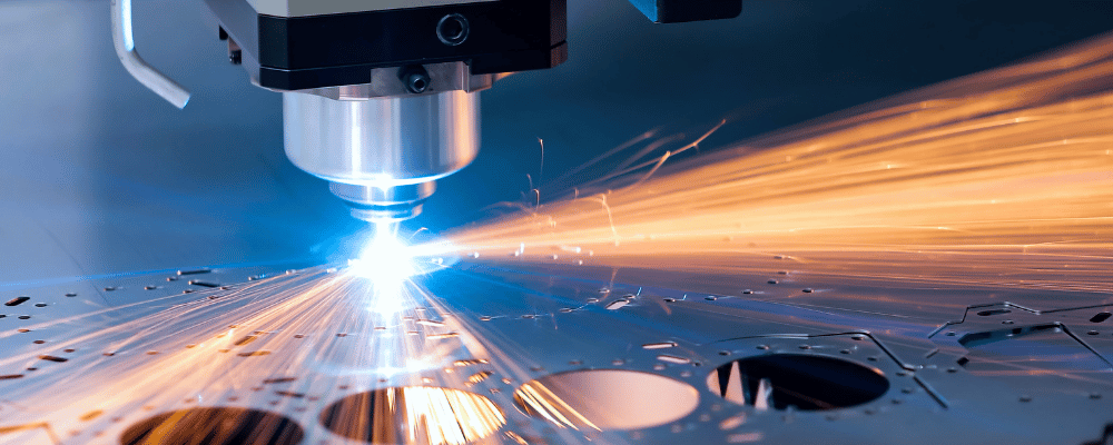 Bearbeitung und Laserschneiden von Metallm it CNC-Maschine