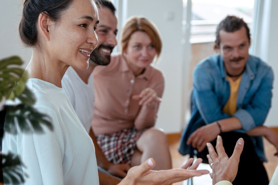 Frauen und Männer sprechen miteinander. Per Klick gelangen SIe zur Unterseite PerPersonalvertretung