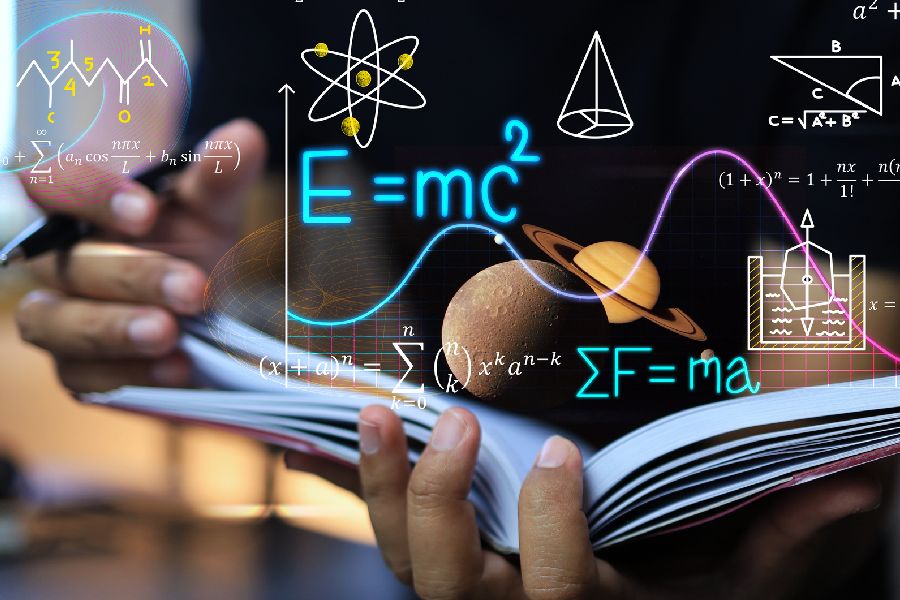 Aufgeschlagenes Buch liegt in Händen. Verschieden Sybole aus der Mathematik und Phsik. Per Klick gelangen Sie zur Seite Allgemein bildende Schulen