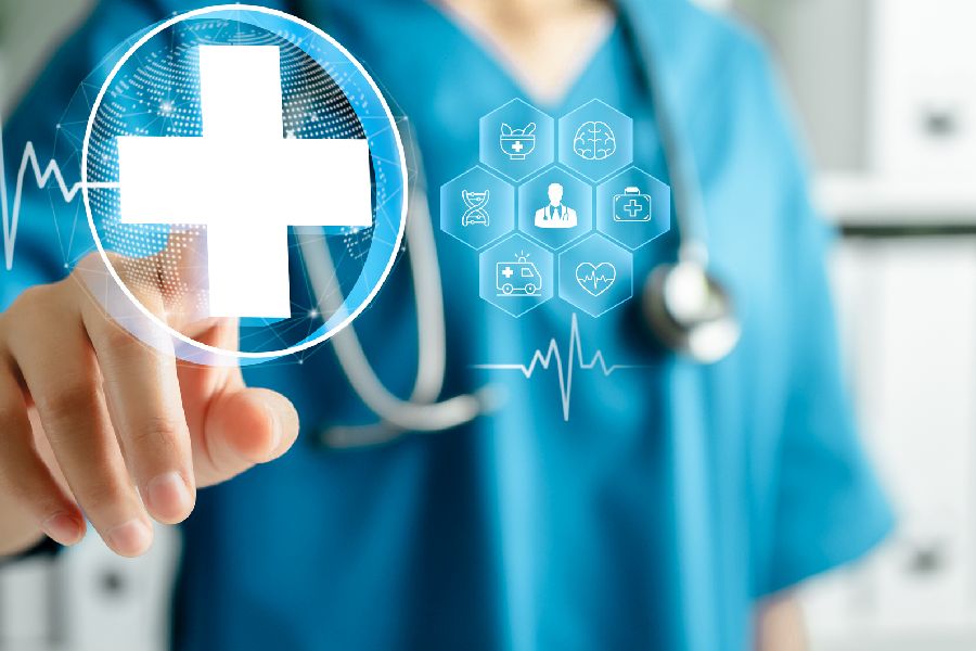 per Klick gelangen SIe zur Seite Gesundheitsförderung und medizinische Vorsorge. Arzt Ärtin mit verschiedenen medizinischen Symbolen