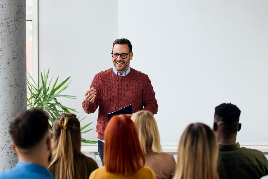 Schulleiter spricht vor Kollegium Per klick gelangen SIe zur Unterseite Führungsaufgaben