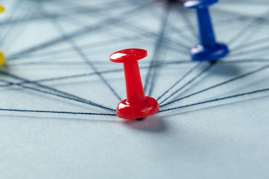 Netzwerk mit Pins. Per Klick gelangen Sie zur Unterseite Übergreifendes