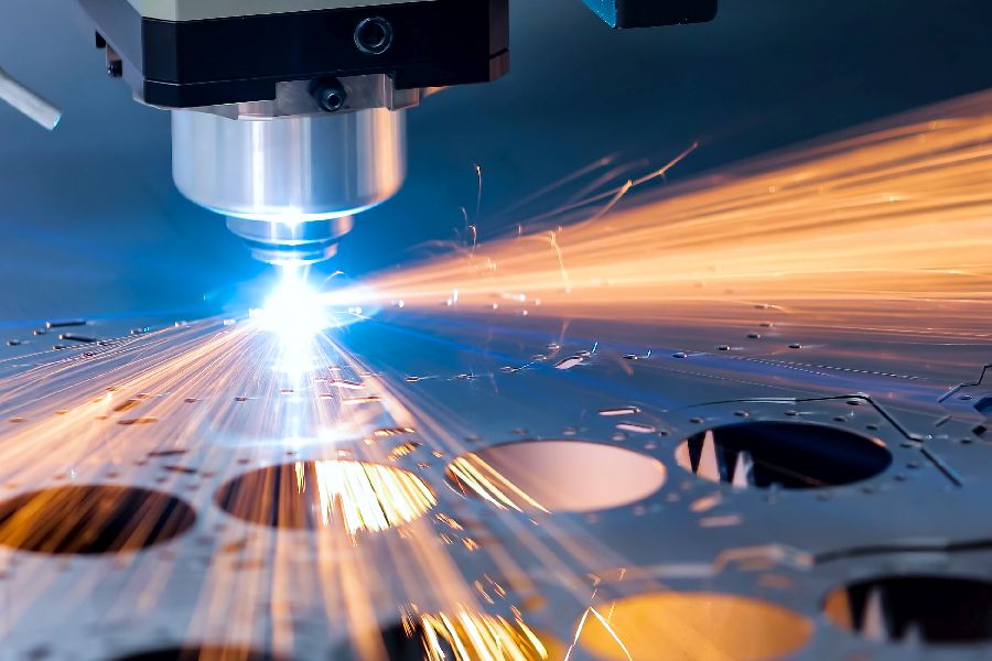 Bearbeitung und Laserschneiden von Metallm it CNC-Maschine. Per Klick gelangen Sie zurS eite Berufsbezogene Themen