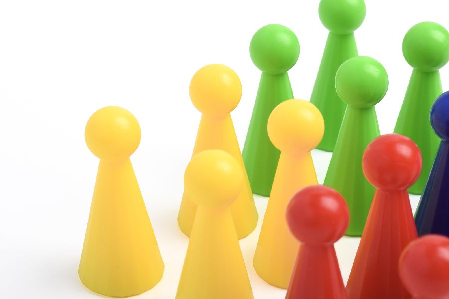 per Klick gelangen SIe zur Seite Akteure und Aufgaben. verschieden farbige Spielfiguren 