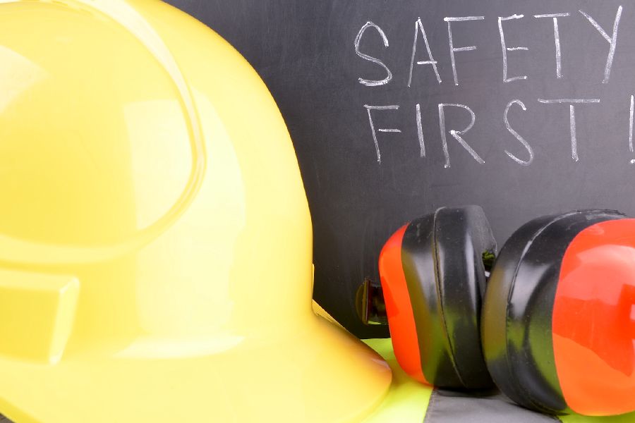 per Klick gelangen Sie zur Seite Unfallkasse BAdenwürttember, Helm mit Helmschutz - safty first