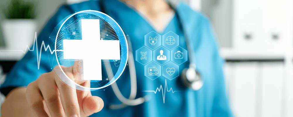 In Hintergrund eine Ärztin/Arzt mit eibem Stethoskop. Im Vordergrund verschiedene medizinische Symbole