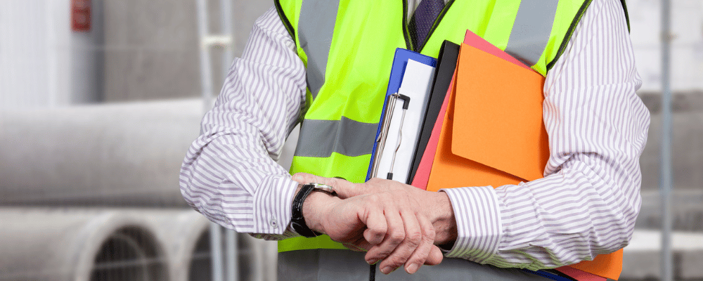 Lehrkraft mit Warnweste und Material