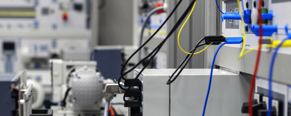 Elektrische Geräte, Frontplatte mit Drähten, Anschlüssen und Schaltern